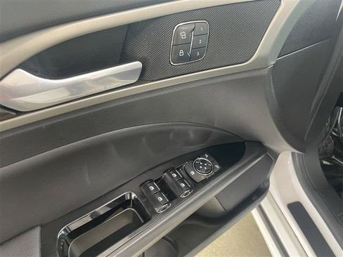 Used 2014 Ford Fusion SE w/ Equipment Group 202A FWD image 12