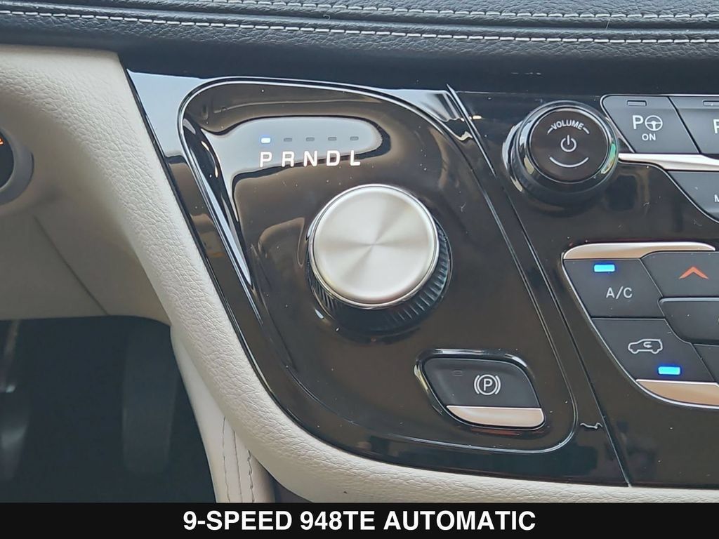 Used 2023 Chrysler Pacifica Limited w/ Uconnect Theater Family Group FWD image 21