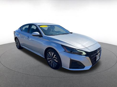 Used 2023 Nissan Altima 2.5 SV image 1