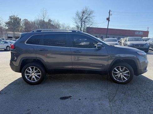 Used 2018 Jeep Cherokee Limited w/ Luxury Group AWD/4WD image 3