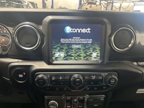 Used 2020 Jeep Wrangler Unlimited Sahara AWD/4WD image 18