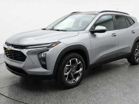 Used 2025 Chevrolet Trax LT FWD image 3