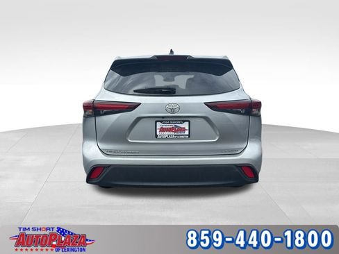Used 2024 Toyota Highlander LE AWD/4WD image 11