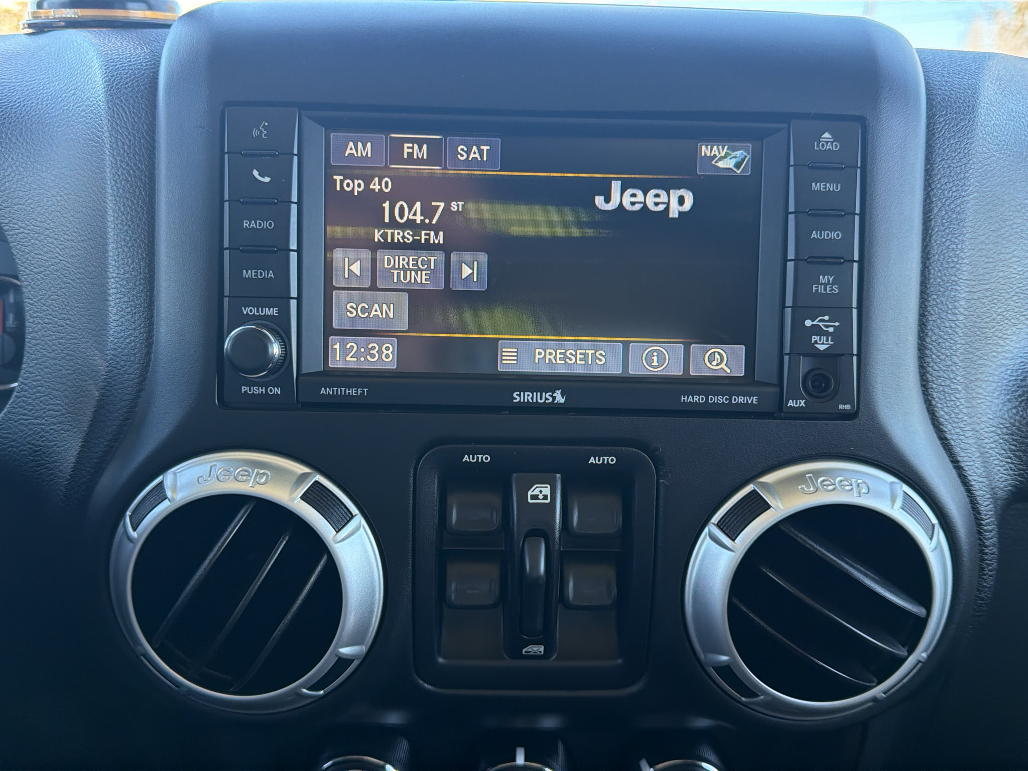 Used 2016 Jeep Wrangler Unlimited Sahara w/ Connectivity Group AWD/4WD image 25