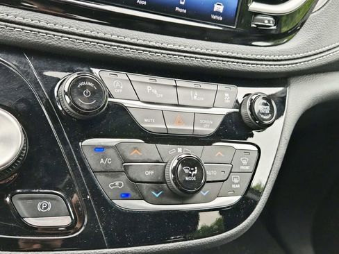 Used 2025 Chrysler Pacifica Select FWD image 28