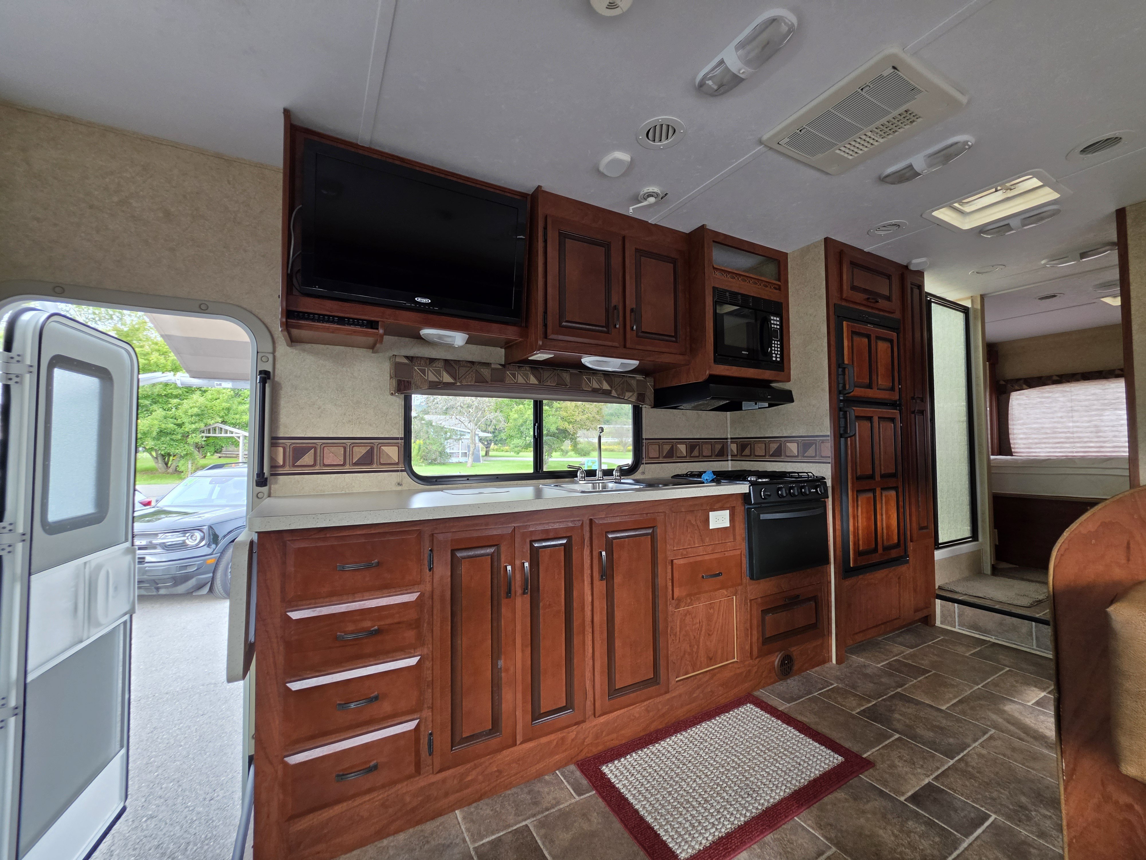 Used 2012 Ford E-450 and Econoline 450 Super Duty w/ Motorhome Prep Pkg RWD image 23