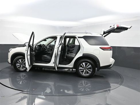 Used 2022 Nissan Pathfinder SL w/ SL Black Package image 39