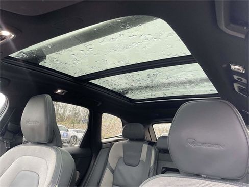 Used 2020 Volvo XC60 T5 R-Design image 16