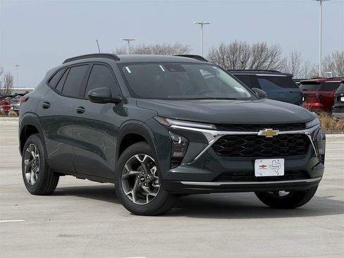 New 2026 Chevrolet Trax LT w/ Driver Confidence Package image 2