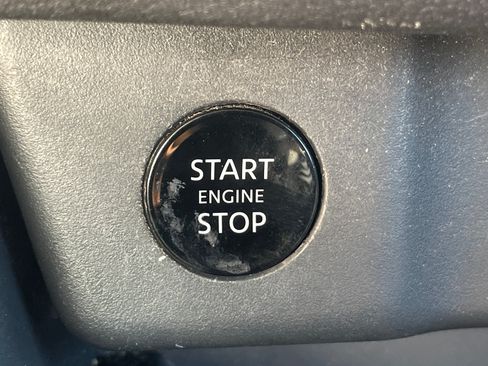 Used 2025 Nissan Rogue S AWD/4WD image 17