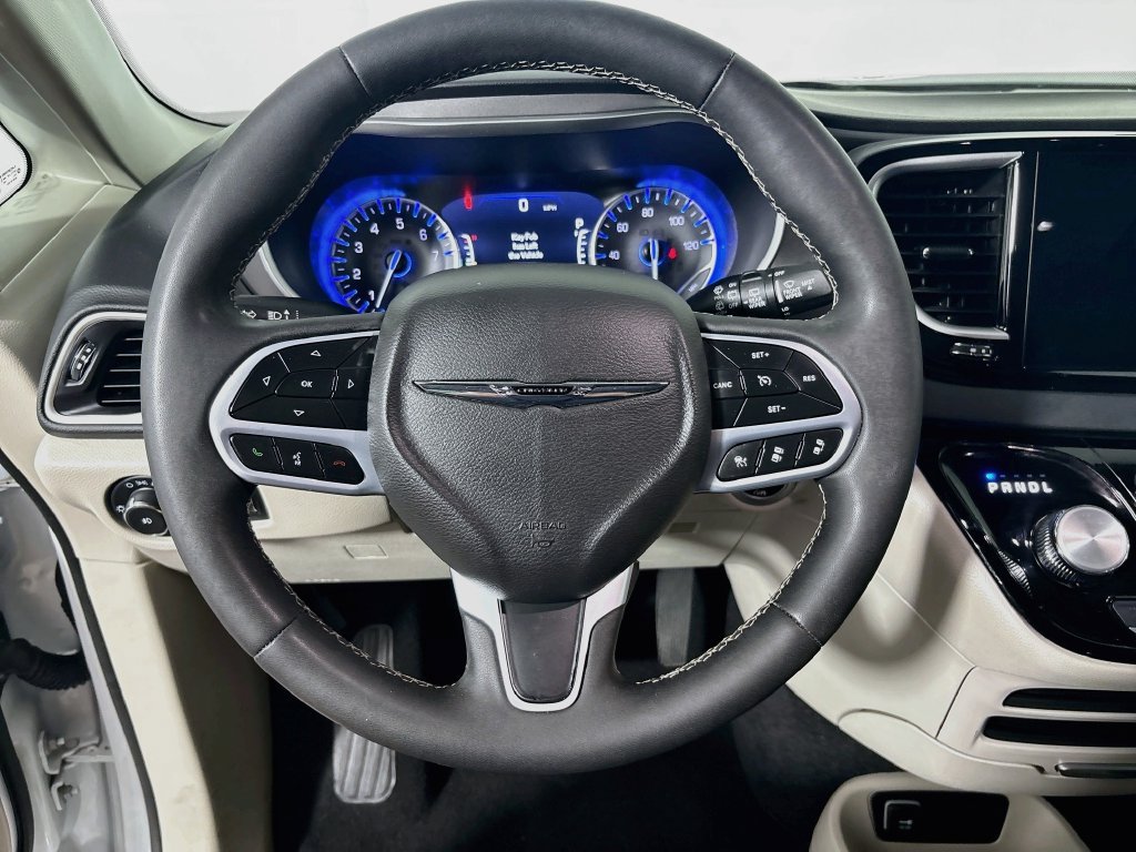 Used 2024 Chrysler Pacifica Touring-L FWD image 15