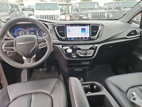 Used 2025 Chrysler Pacifica Select FWD image 19