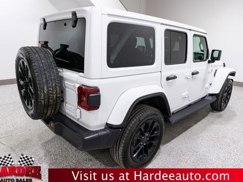 Used 2025 Jeep Wrangler Sahara image 5