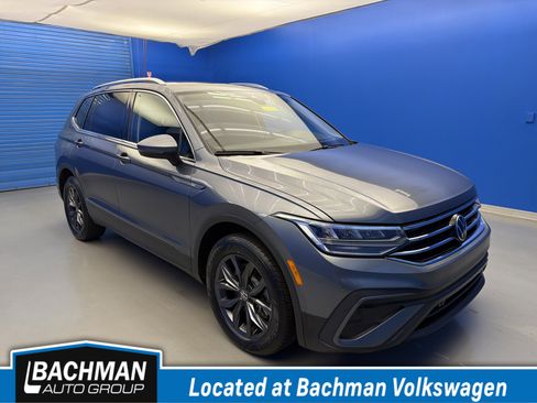 Used 2023 Volkswagen Tiguan SE w/ Panoramic Sunroof Package FWD image 1
