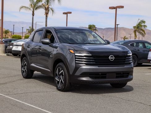 Used 2025 Nissan Kicks SV FWD image 2