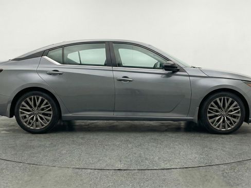 Used 2025 Nissan Altima 2.5 SV FWD image 11