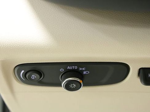 Used 2022 Buick Envision Avenir w/ Technology Package II image 29