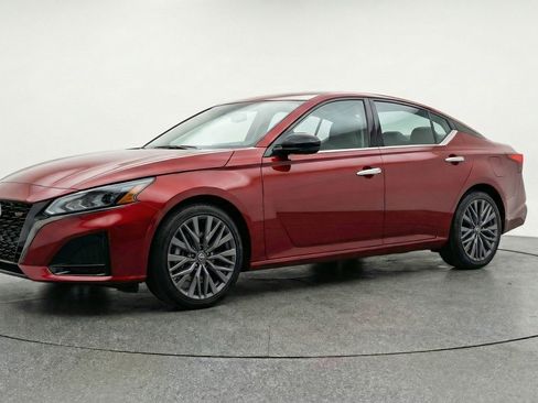 Used 2025 Nissan Altima 2.5 SV image 3