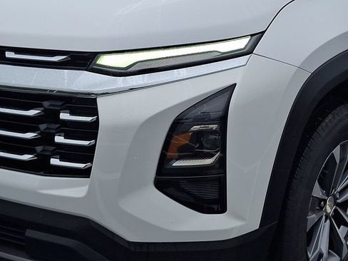 Used 2025 Chevrolet Equinox LT FWD image 9