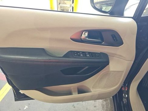 Used 2023 Chrysler Pacifica Touring-L FWD image 15