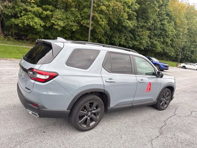 Used 2025 Honda Pilot Sport image 4