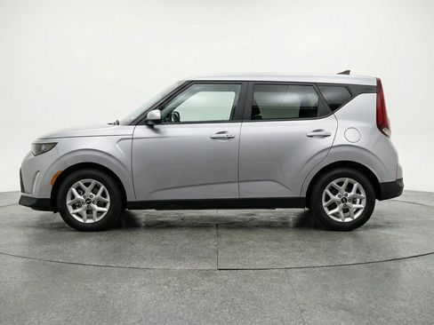 Used 2025 Kia Soul LX w/ LX Technology Package FWD image 5