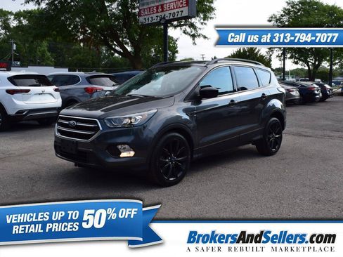Used 2017 Ford Escape SE w/ Equipment Group 201A FWD image 1