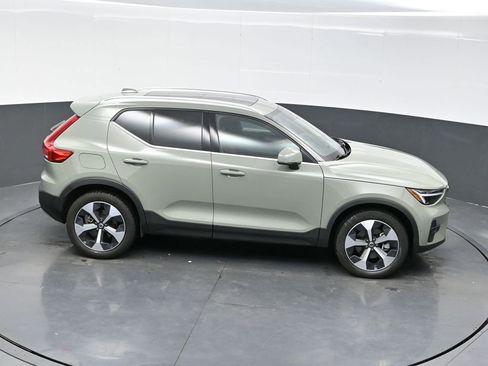 Used 2025 Volvo XC40 B5 Plus image 31