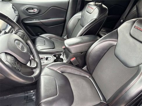 Used 2019 Jeep Cherokee Trailhawk image 19