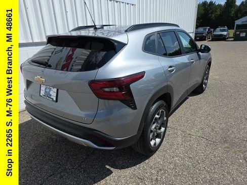 Used 2025 Chevrolet Trax LT FWD image 11