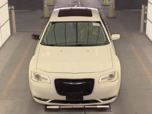 Used 2017 Chrysler 300 C RWD image 2