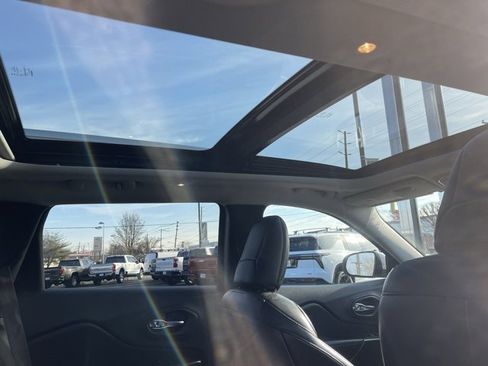 Used 2019 Jeep Cherokee Limited image 16