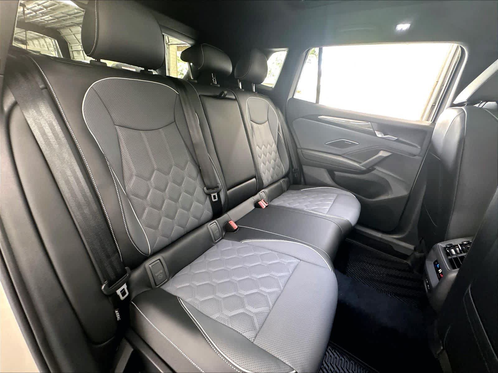 New 2026 Volkswagen Tiguan SEL R-Line AWD/4WD image 10