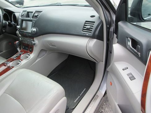 Used 2011 Toyota Highlander Limited w/ Tow Pkg AWD/4WD image 19