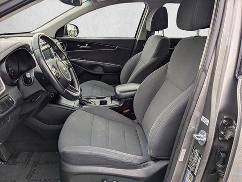 Used 2017 Kia Sorento LX w/ LX Convenience Package image 16