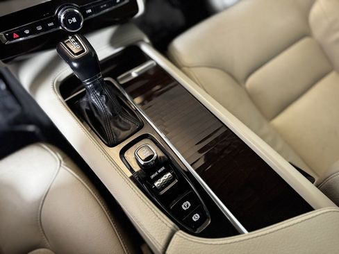 Used 2018 Volvo XC90 T6 Momentum w/ Convenience Package image 15