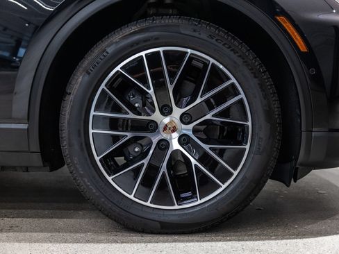 Certified 2025 Porsche Macan Electric RWD image 17