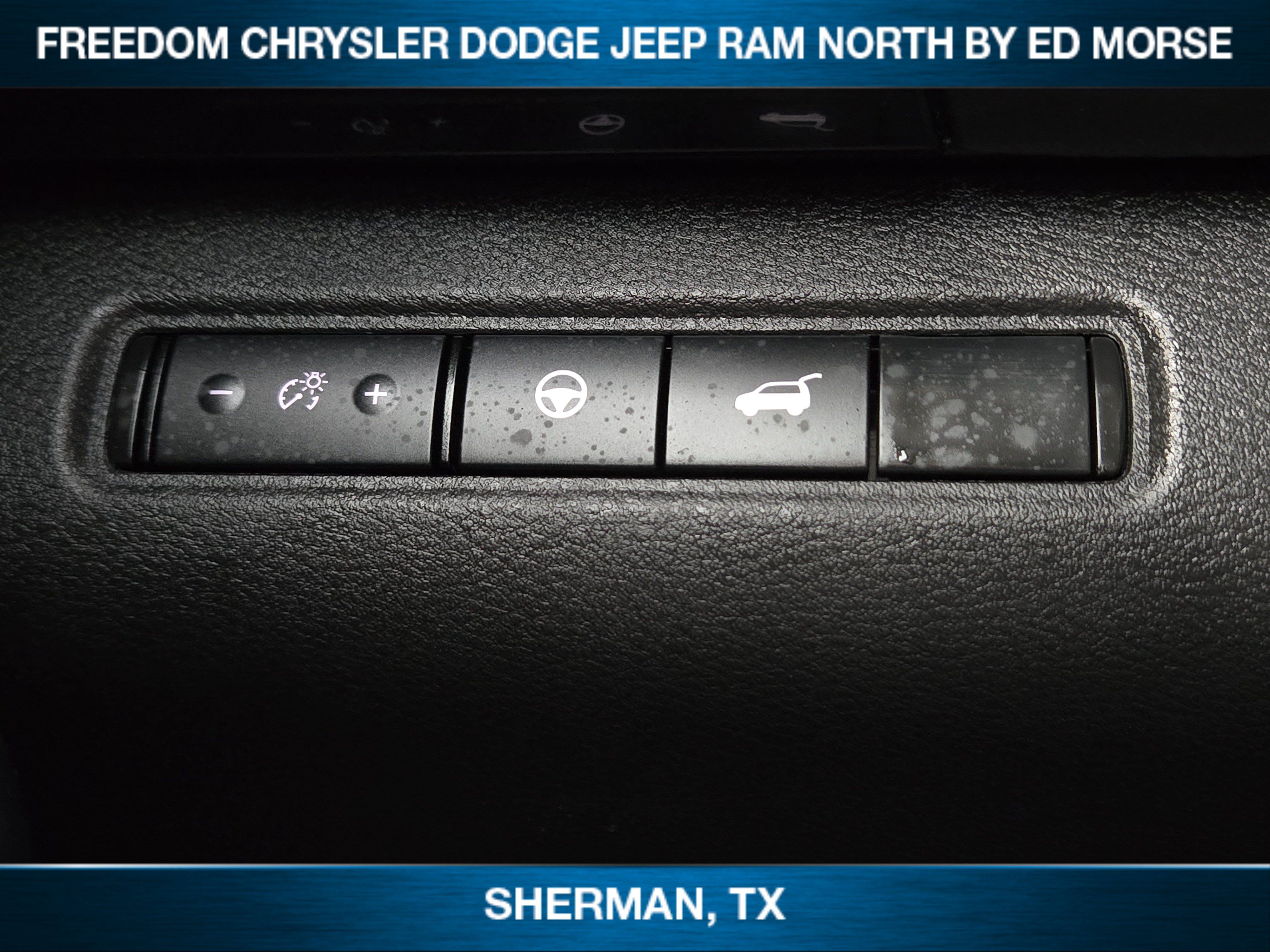 Used 2025 Nissan Pathfinder SV FWD image 16