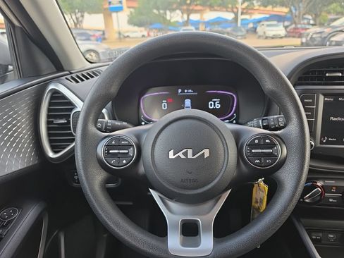 Used 2025 Kia Soul LX w/ LX Technology Package FWD image 12