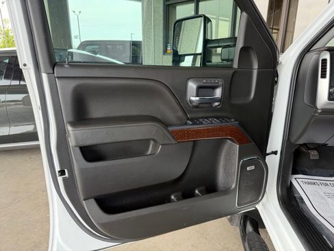 Used 2019 GMC Sierra 2500 SLT w/ Duramax Plus Package AWD/4WD image 21