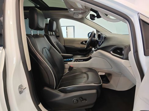 Used 2023 Chrysler Pacifica Limited FWD image 23