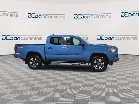 Used 2019 Toyota Tacoma TRD Off-Road image 9