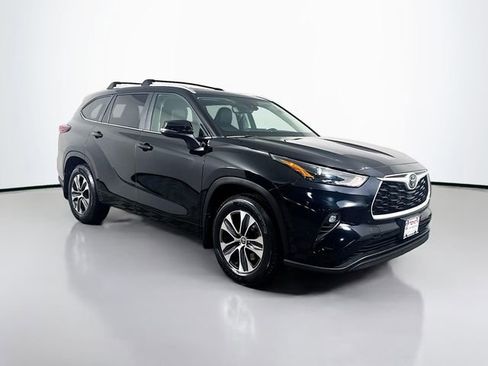 Certified 2024 Toyota Highlander XLE AWD/4WD image 10