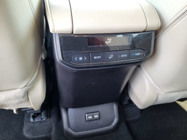 Used 2024 Toyota Highlander XLE AWD/4WD image 17