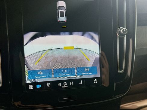 Used 2025 Volvo XC40 B5 Core image 23