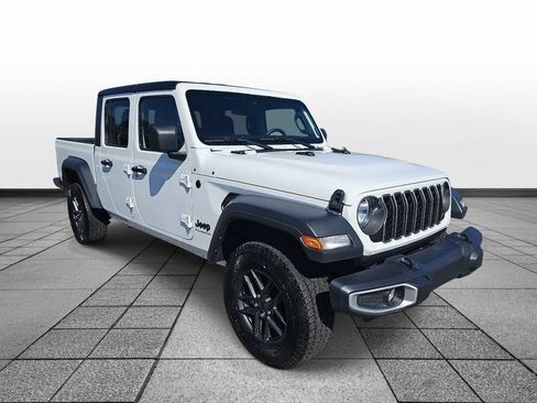 Used 2025 Jeep Gladiator Sport AWD/4WD image 3