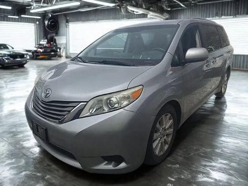 Used 2011 Toyota Sienna XLE image 1