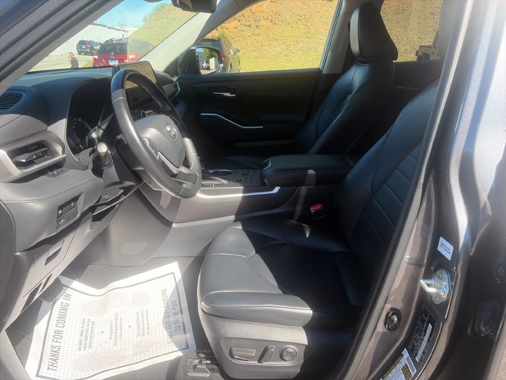 Used 2023 Toyota Highlander XLE AWD/4WD image 10