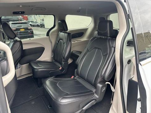 Certified 2024 Chrysler Pacifica Touring-L image 18