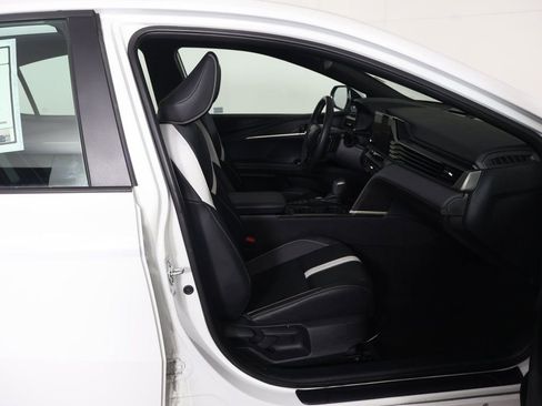 Used 2025 Toyota Camry SE image 27